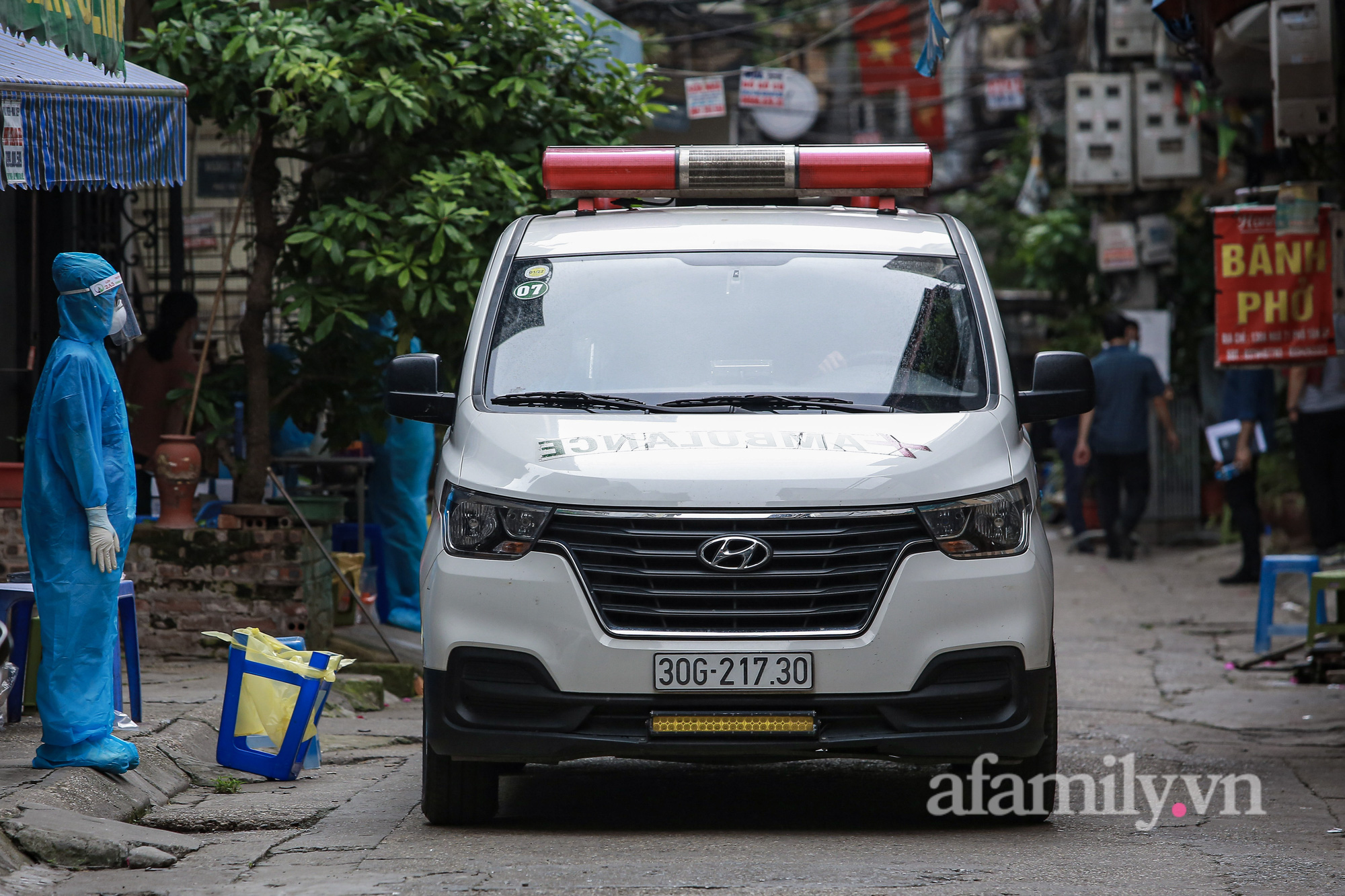 Hà Nội: Phong tỏa khu dân cư có 800 người dân sinh sống phường Phúc Xá vì một gia đình 4 người dương tính với SARS-CoV-2 - Ảnh 4.