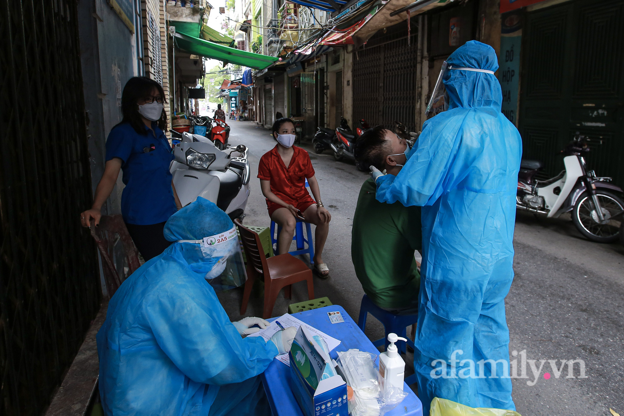 Hà Nội: Phong tỏa khu dân cư có 800 người dân sinh sống phường Phúc Xá vì một gia đình 4 người dương tính với SARS-CoV-2 - Ảnh 6.