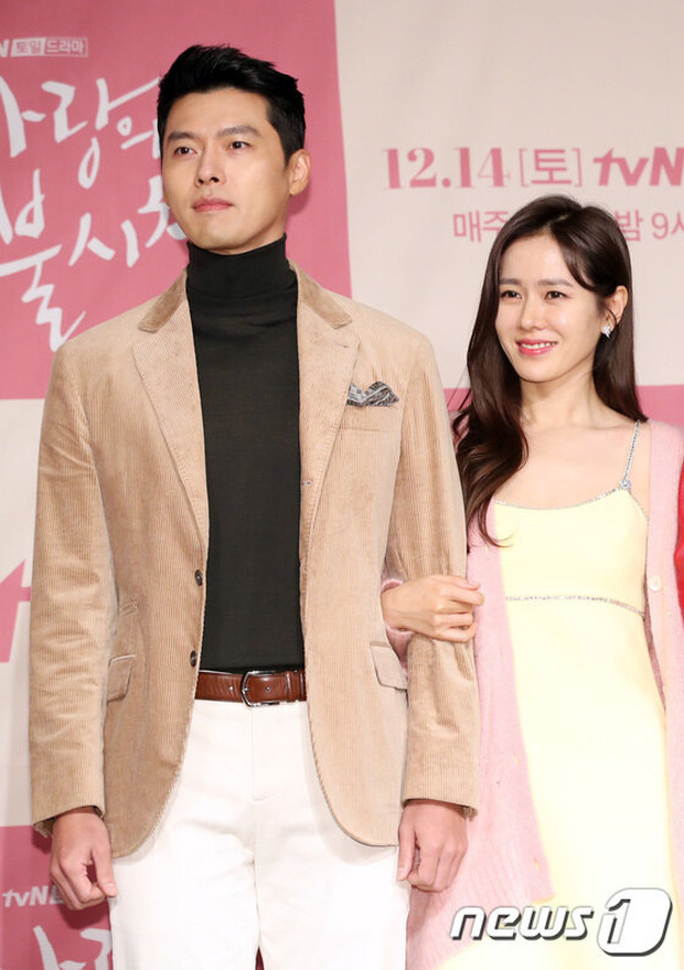 Hyun Bin bị soi mặc lại đồ cũ nhưng gây chú ý lại là chi tiết có liên quan đến Son Ye Jin, fan thảng thốt: Đúng là có người yêu khác hẳn - Ảnh 5. Hyun Bin bị soi mặc lại đồ cũ nhưng gây chú ý lại là chi tiết có liên quan đến Son Ye Jin, fan thảng thốt: Đúng là có người yêu khác hẳn - Ảnh 5.