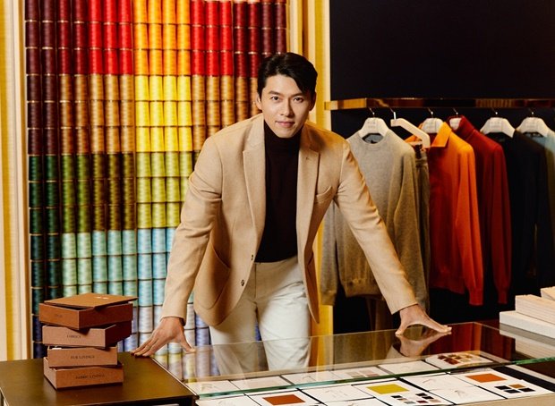 Hyun Bin bị soi mặc lại đồ cũ nhưng gây chú ý lại là chi tiết có liên quan đến Son Ye Jin, fan thảng thốt: Đúng là có người yêu khác hẳn - Ảnh 2. Hyun Bin bị soi mặc lại đồ cũ nhưng gây chú ý lại là chi tiết có liên quan đến Son Ye Jin, fan thảng thốt: Đúng là có người yêu khác hẳn - Ảnh 2.
