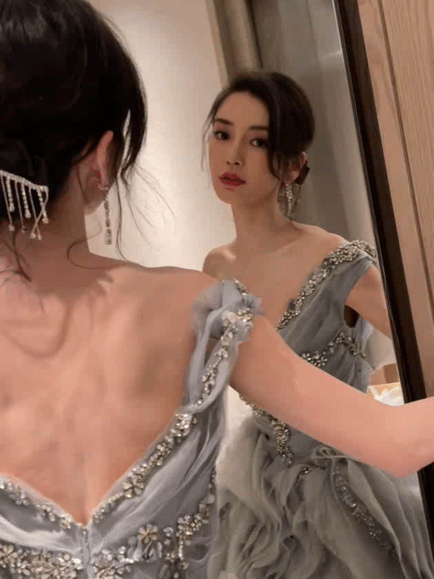 Phần lưng kỳ lạ của Angelababy.