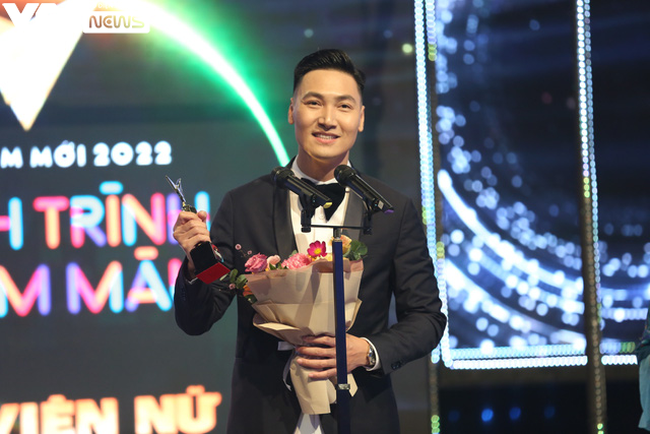 Vợ Mạnh Trường nhảy cẫng khi ông xã đoạt giải VTV Awards, bố nam diễn viên còn hô to con trai vô địch - Ảnh 1.