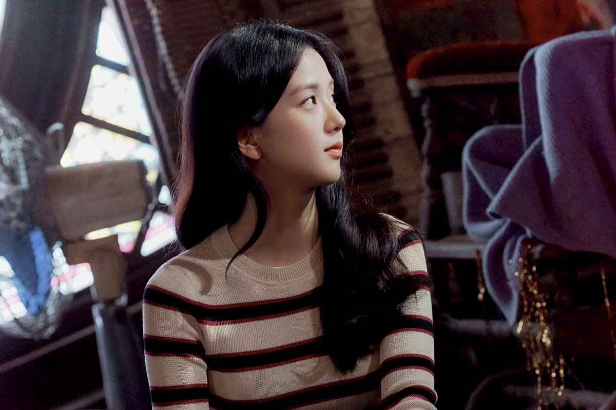 blackpink-jisoo-drama-poster-shooting-of-snowdrop-behind-the-scene-16-164181269922825476803.jpg