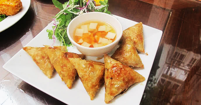 M&aacute;ch chị em c&aacute;ch cuốn nem tam gi&aacute;c si&ecirc;u đơn giản, th&agrave;nh phẩm tr&ocirc;ng đẹp lạ hơn hẳn! - Ảnh 1.