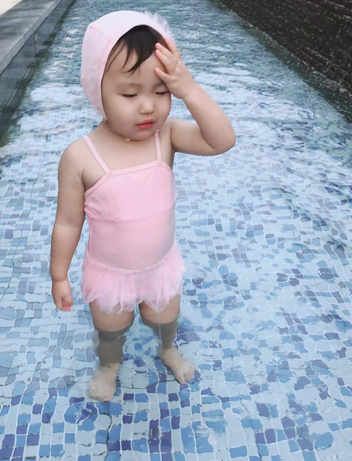 Đưa con gái 2 tuổi đi bơi, bà mẹ trẻ méo mặt khi thấy vật thể lạ trên mặt nước, động tác chữa cháy của phía bể bơi khiến nhiều người phải gật gù - Ảnh 1.