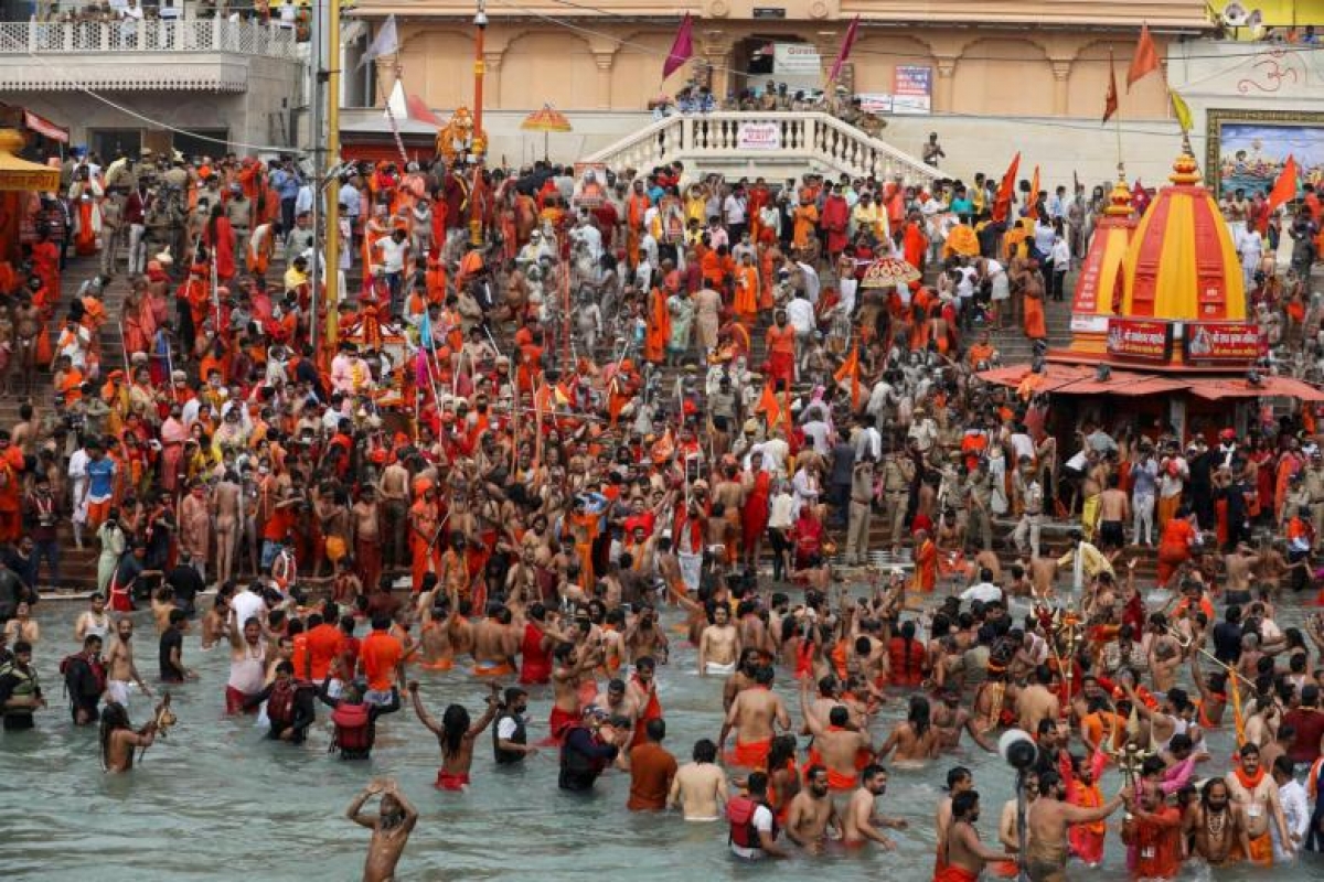 Dịch Covid-19 phức tạp, gần 1 triệu tín đồ Hindu ở Ấn Độ vẫn tắm sông Hằng - Ảnh 1.