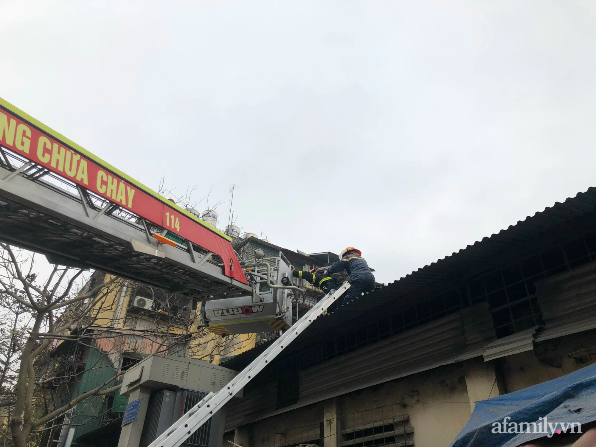 &quot;Người hùng&quot; cứu sống bé gái trong ngôi nhà cháy dữ dội ở Hà Nội: &quot;Lúc đó nguy hiểm tôi không nghĩ được nhiều, ai ở trong hoàn cảnh như tôi lúc đó cũng sẽ làm vậy thôi&quot; - Ảnh 4.