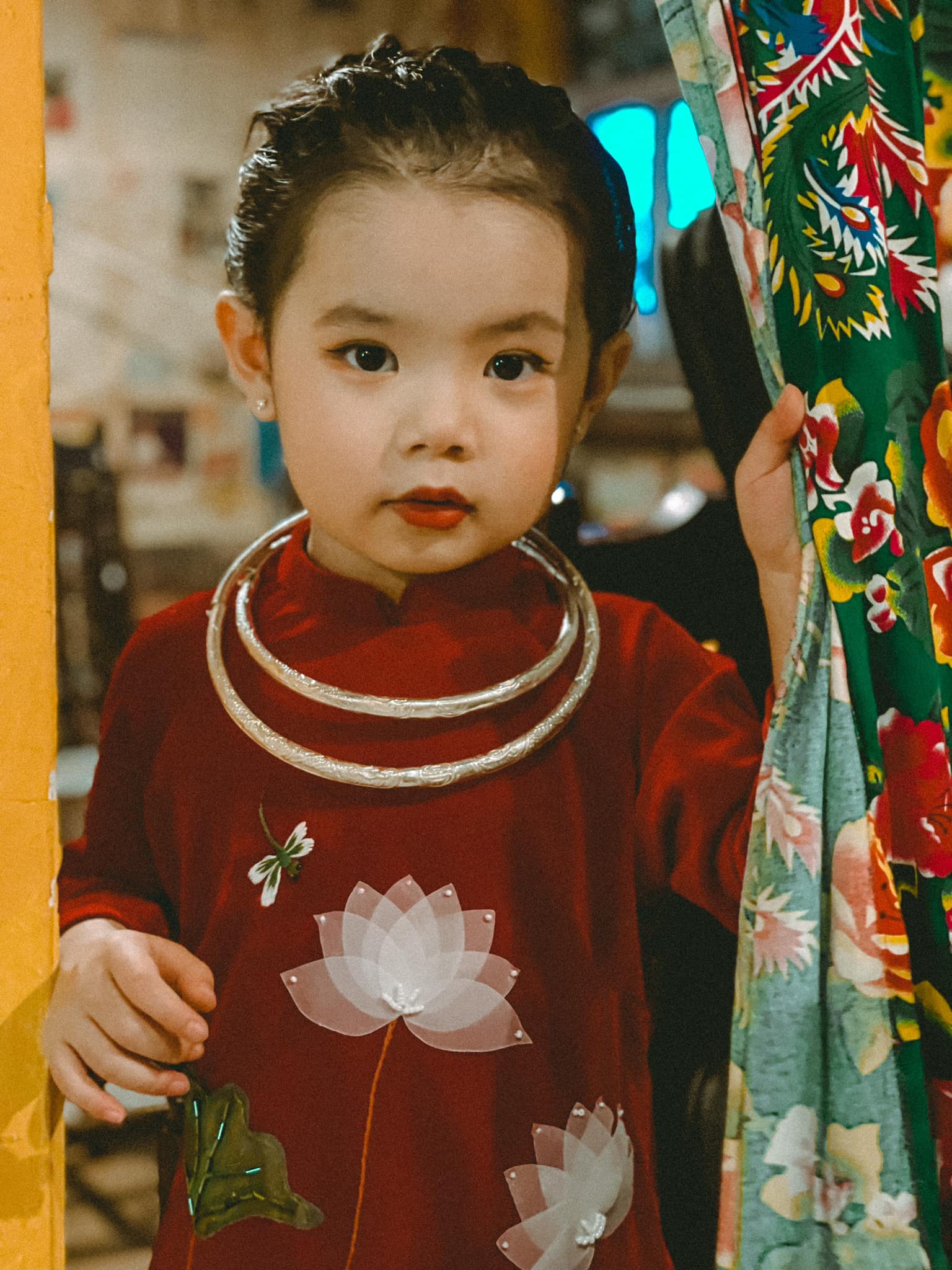 Nét đẹp truyền thống của Tết được tái hiện hoàn hảo trong bộ ảnh tết. Những gam màu đỏ, vàng, xanh lá cây, hình ảnh của ông bà ngồi gần mâm cúng và các hoạt động đón Tết rất đỗi quen thuộc. Xem hình ảnh để cảm nhận tinh hoa văn hoá của người Việt nhân dịp đặc biệt này.