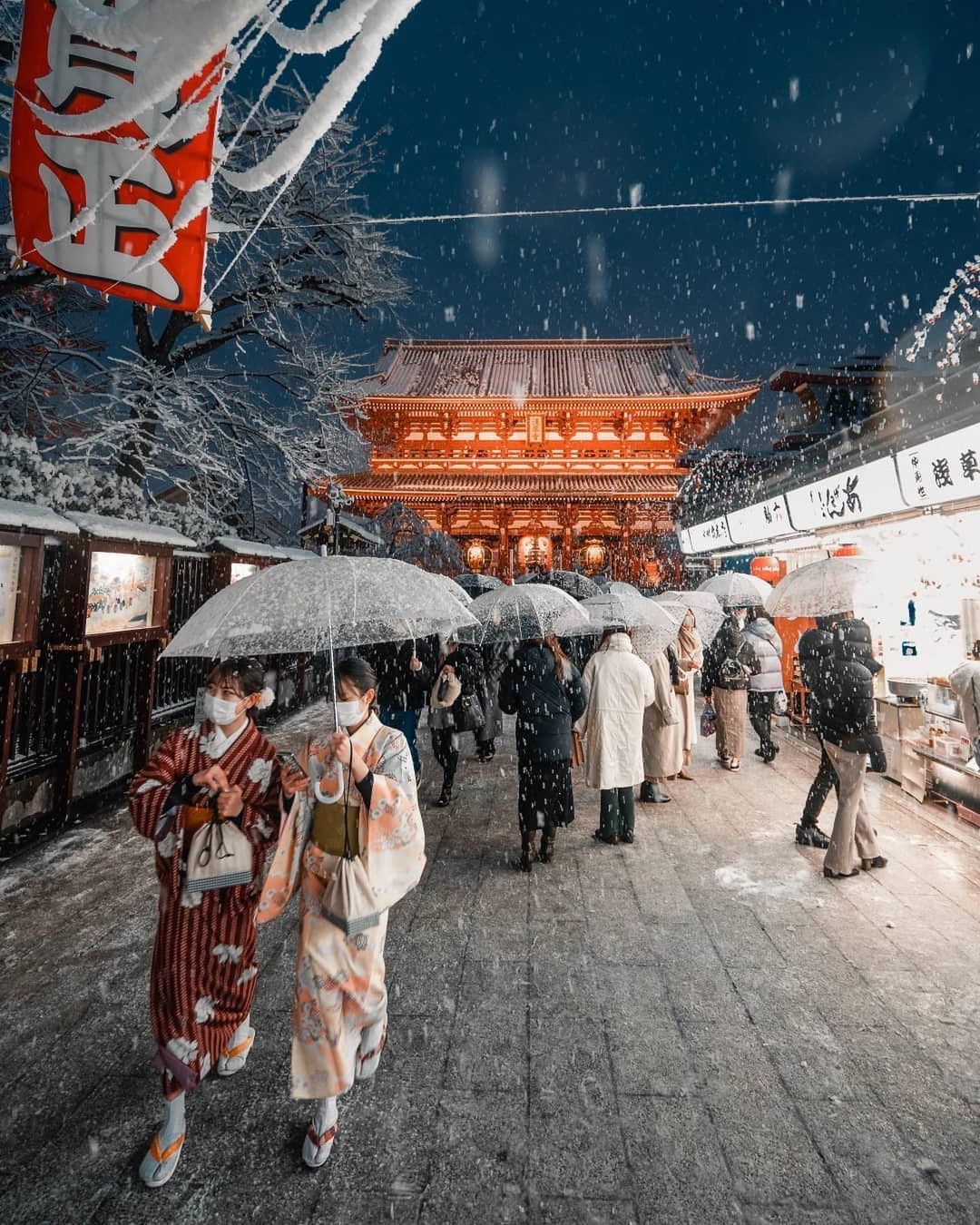 Tokyo, Tuyết Trắng, Khung Cảnh: Cùng đi du lịch Tokyo vào mùa đông để trải nghiệm những khoảnh khắc tuyệt vời với tuyết trắng và khung cảnh đẹp nhất. Hãy bước vào những con đường nhỏ đầy không khí nhẹ nhàng, hãy thưởng thức món ăn nóng hổi và cùng đón mùa đông trên đất Nhật.