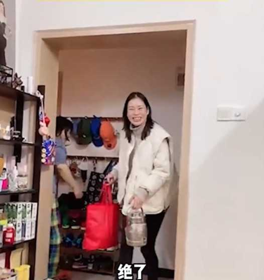 Chuyện hy hữu: "Chính thất" vượt hơn 30km mang đồ ăn cho vợ cũ của chồng, cư dân mạng cảm thán "kỳ tích nhân gian" - Ảnh 2. Chuyện hy hữu: "Chính thất" vượt hơn 30km mang đồ ăn cho vợ cũ của chồng, cư dân mạng cảm thán "kỳ tích nhân gian" - Ảnh 2.