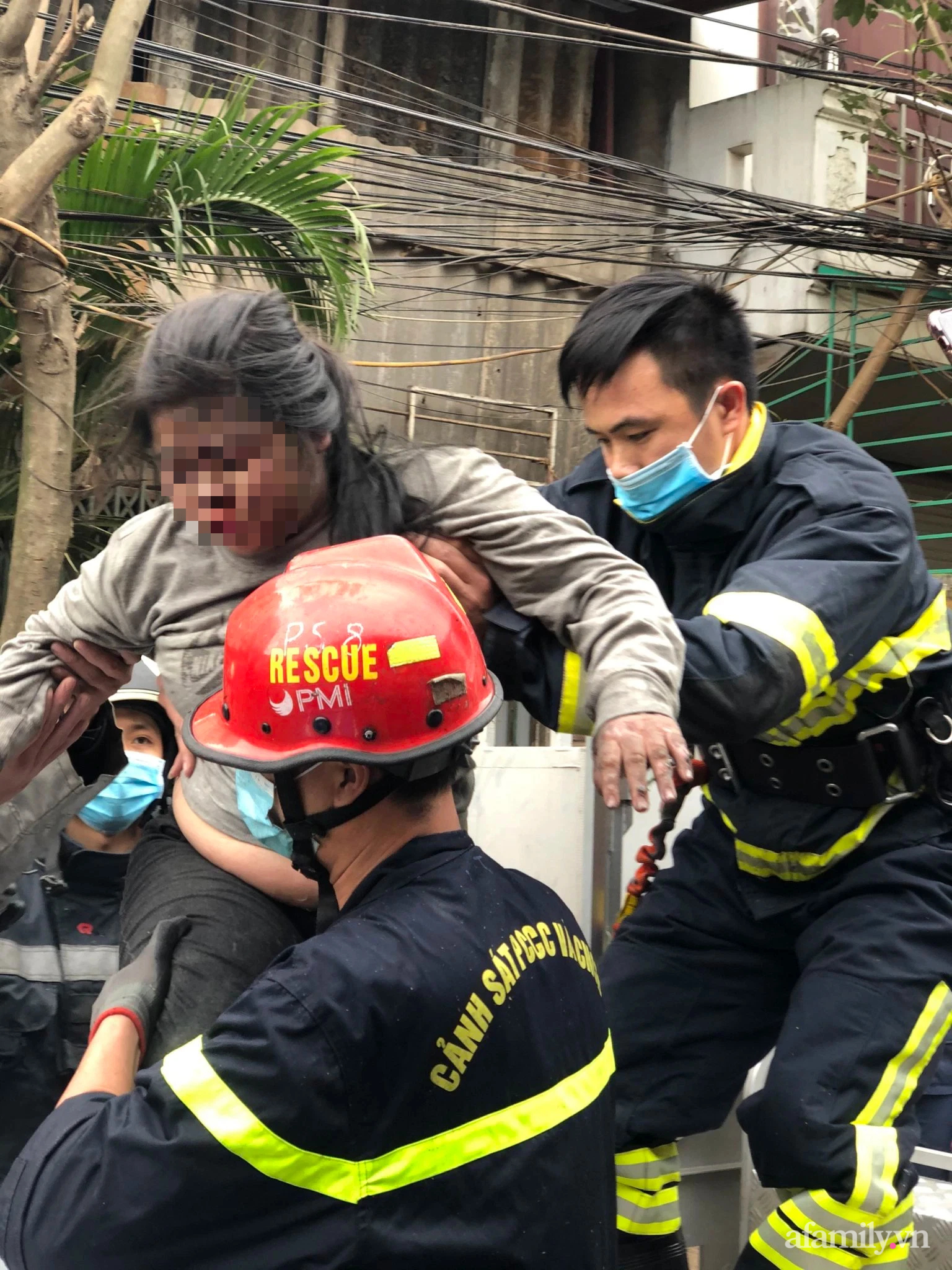 Đề xuất khen thưởng &quot;người hùng&quot; đạp bung cửa sắt cứu sống bé gái trong ngôi nhà cháy dữ dội ở Hà Nội - Ảnh 5.