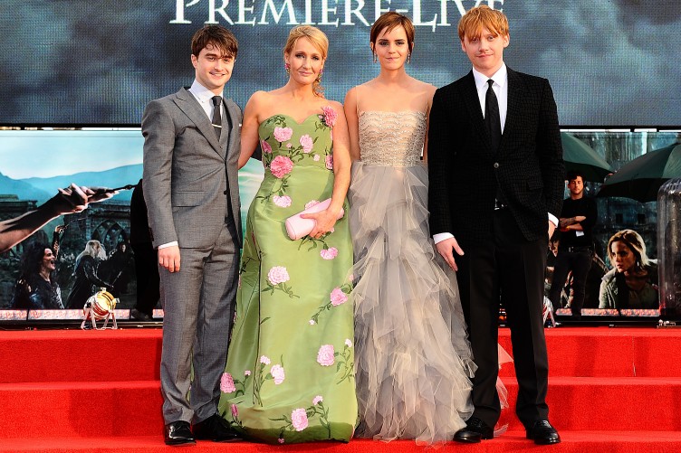 Một tay xây nên đế chế Harry Potter, giờ J.K. Rowling bị cả ekip ghẻ lạnh: Bị cast lẫn fan cạch mặt, lạnh lùng nhất là thái độ Emma Watson! - Ảnh 2.