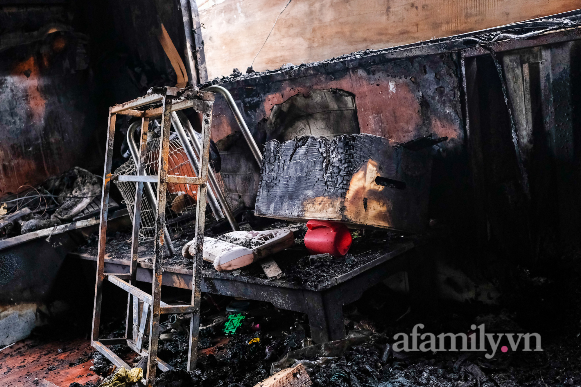 Cận cảnh bên trong ngôi nhà bị cháy ở Hà Nội - Ảnh 8.