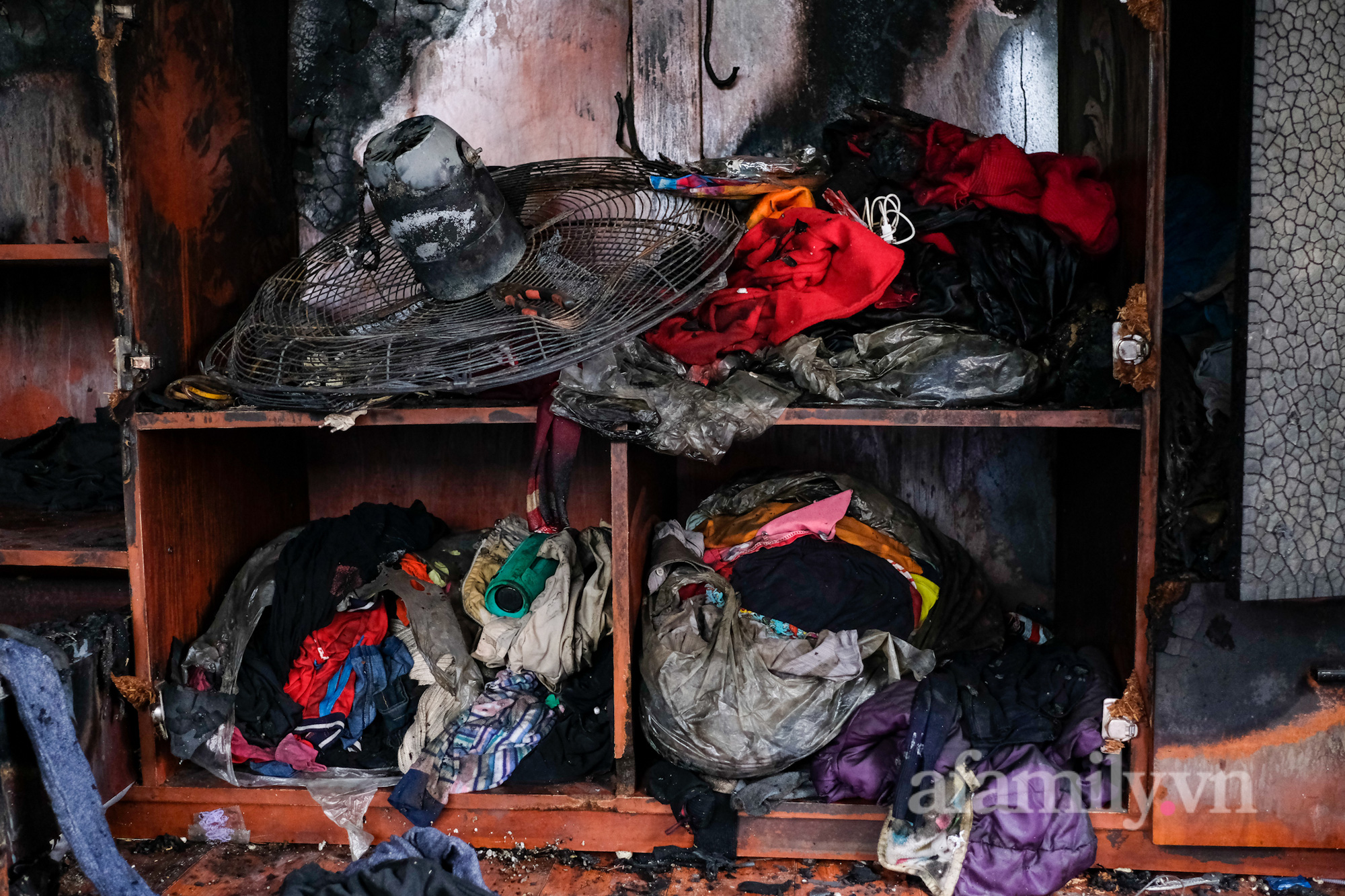 Cận cảnh bên trong ngôi nhà bị cháy ở Hà Nội - Ảnh 7.
