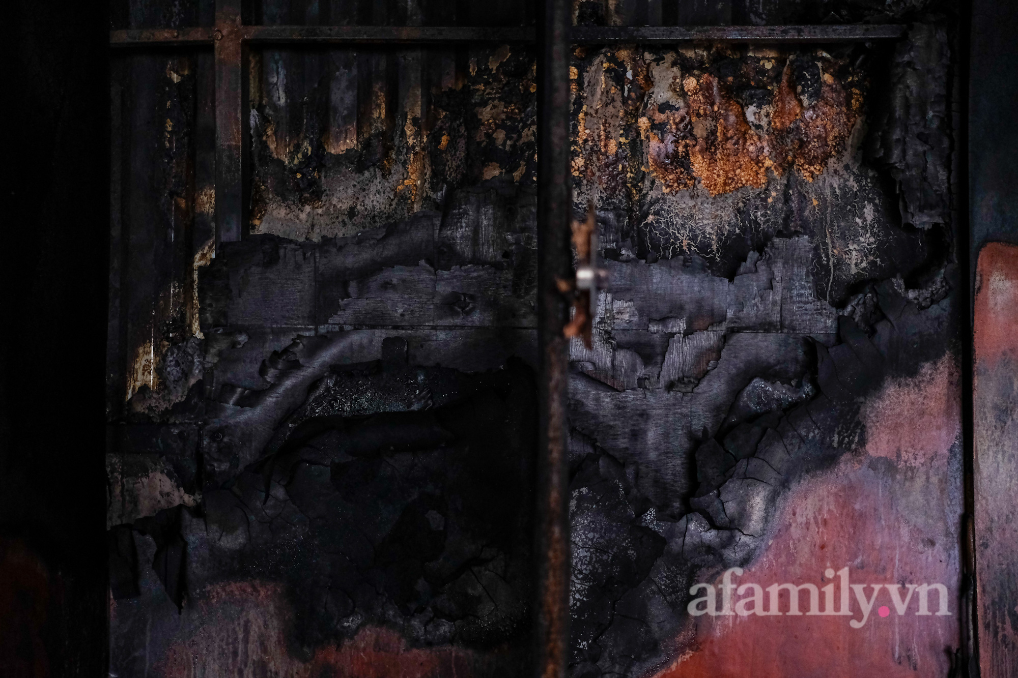 Cận cảnh bên trong ngôi nhà bị cháy ở Hà Nội - Ảnh 6.