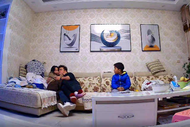 Bố mẹ "hôn hít" âu yếm trước mặt con trai, thái độ của đứa bé khiến cộng đồng mạng tranh cãi kịch liệt - Ảnh 2. Bố mẹ "hôn hít" âu yếm trước mặt con trai, thái độ của đứa bé khiến cộng đồng mạng tranh cãi kịch liệt - Ảnh 2.