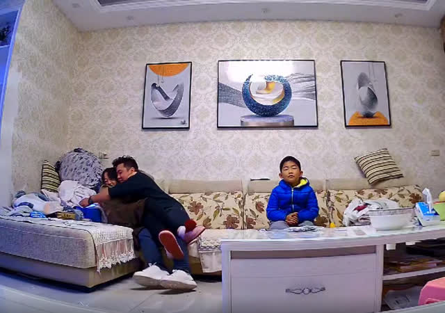 Bố mẹ "hôn hít" âu yếm trước mặt con trai, thái độ của đứa bé khiến cộng đồng mạng tranh cãi kịch liệt - Ảnh 4. Bố mẹ "hôn hít" âu yếm trước mặt con trai, thái độ của đứa bé khiến cộng đồng mạng tranh cãi kịch liệt - Ảnh 4.