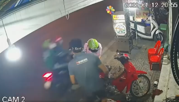 Cô gái trẻ đang đứng bên đường bất ngờ bị 2 tên cướp giật phăng túi xách, cảnh tượng 3 giây sau đó khiến ai cũng bất ngờ - Ảnh 2. Cô gái trẻ đang đứng bên đường bất ngờ bị 2 tên cướp giật phăng túi xách, cảnh tượng 3 giây sau đó khiến ai cũng bất ngờ - Ảnh 2.