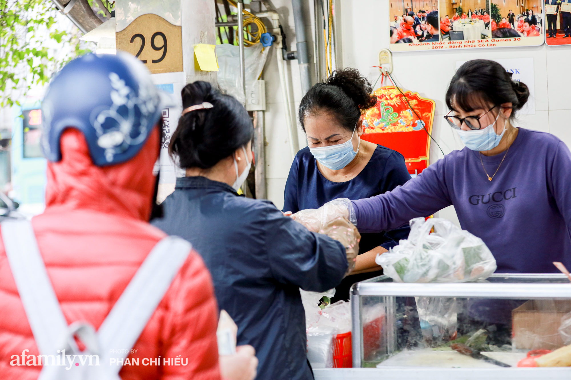 Người phụ nữ từ bàn tay trắng tạo nên thương hiệu bánh khúc nổi tiếng nhất nhì Hà Nội có quan điểm kinh doanh "KHÁC NGƯỜI", bán hàng thì luôn phải giữ bí quyết này - Ảnh 8. Người phụ nữ từ bàn tay trắng tạo nên thương hiệu bánh khúc nổi tiếng nhất nhì Hà Nội có quan điểm kinh doanh "KHÁC NGƯỜI", bán hàng thì luôn phải giữ bí quyết này - Ảnh 8.
