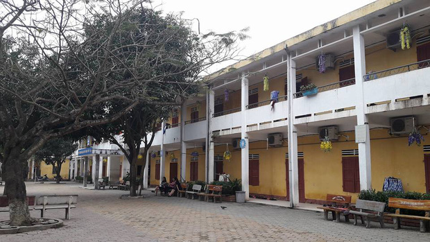 Điều tra thông tin bé gái lớp 1 nghi bị kẻ lạ mặt bế vào nhà vệ sinh của trường sàm sỡ - Ảnh 1. Điều tra thông tin bé gái lớp 1 nghi bị kẻ lạ mặt bế vào nhà vệ sinh của trường sàm sỡ - Ảnh 1.