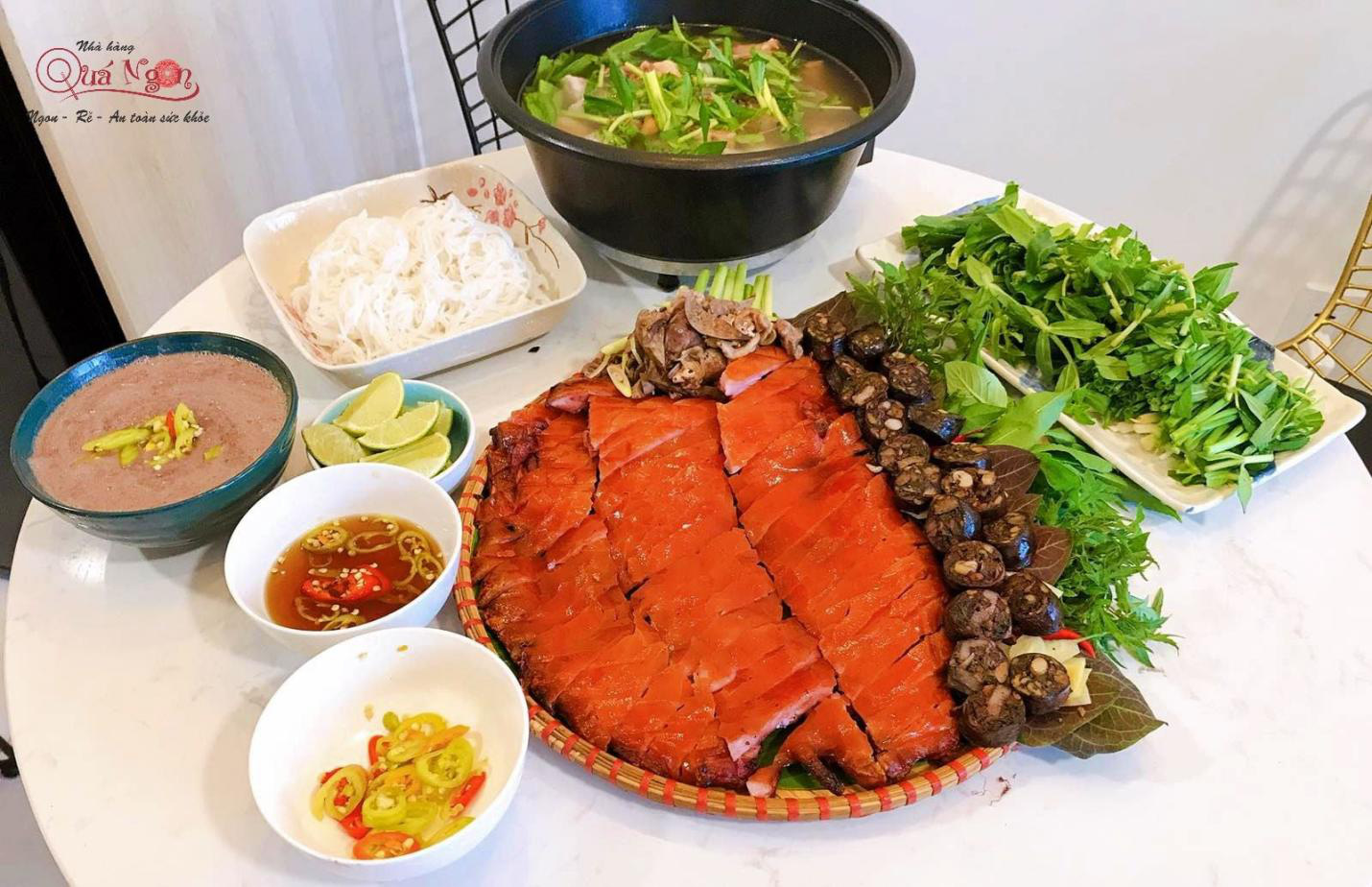 Đệ nhất heo tộc quay lu chặt mẹt – Đặc sản nổi tiếng Việt Nam - Ảnh 1. Đệ nhất heo tộc quay lu chặt mẹt – Đặc sản nổi tiếng Việt Nam - Ảnh 1.