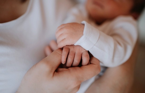 10 lần "lên giường" với người hiến tinh trùng để có con, người phụ nữ sốc khi biết sự thật, con vừa chào đời đã vội cho đi - Ảnh 1. 10 lần "lên giường" với người hiến tinh trùng để có con, người phụ nữ sốc khi biết sự thật, con vừa chào đời đã vội cho đi - Ảnh 1.