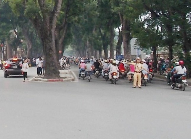 Cấm xe nhiều tuyến phố Hà Nội phục vụ chợ hoa Tết Nhâm Dần - Ảnh 1.