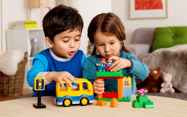 Bé trai không chơi búp bê, bé gái không chơi lego - những định kiến về giới tính trong đồ chơi có thể bỏ lỡ kỹ năng phát triển của trẻ 