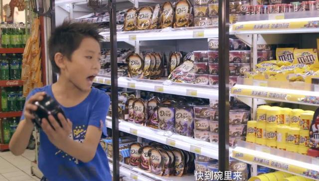 Nó còn nhỏ biết cái gì - Bé trai vô tư bóp nát 18 gói mì tôm, khi nhân viên bắt đền lại nhận về hành xử gây phẫn nộ của bà mẹ - Ảnh 1. Nó còn nhỏ biết cái gì - Bé trai vô tư bóp nát 18 gói mì tôm, khi nhân viên bắt đền lại nhận về hành xử gây phẫn nộ của bà mẹ - Ảnh 1.