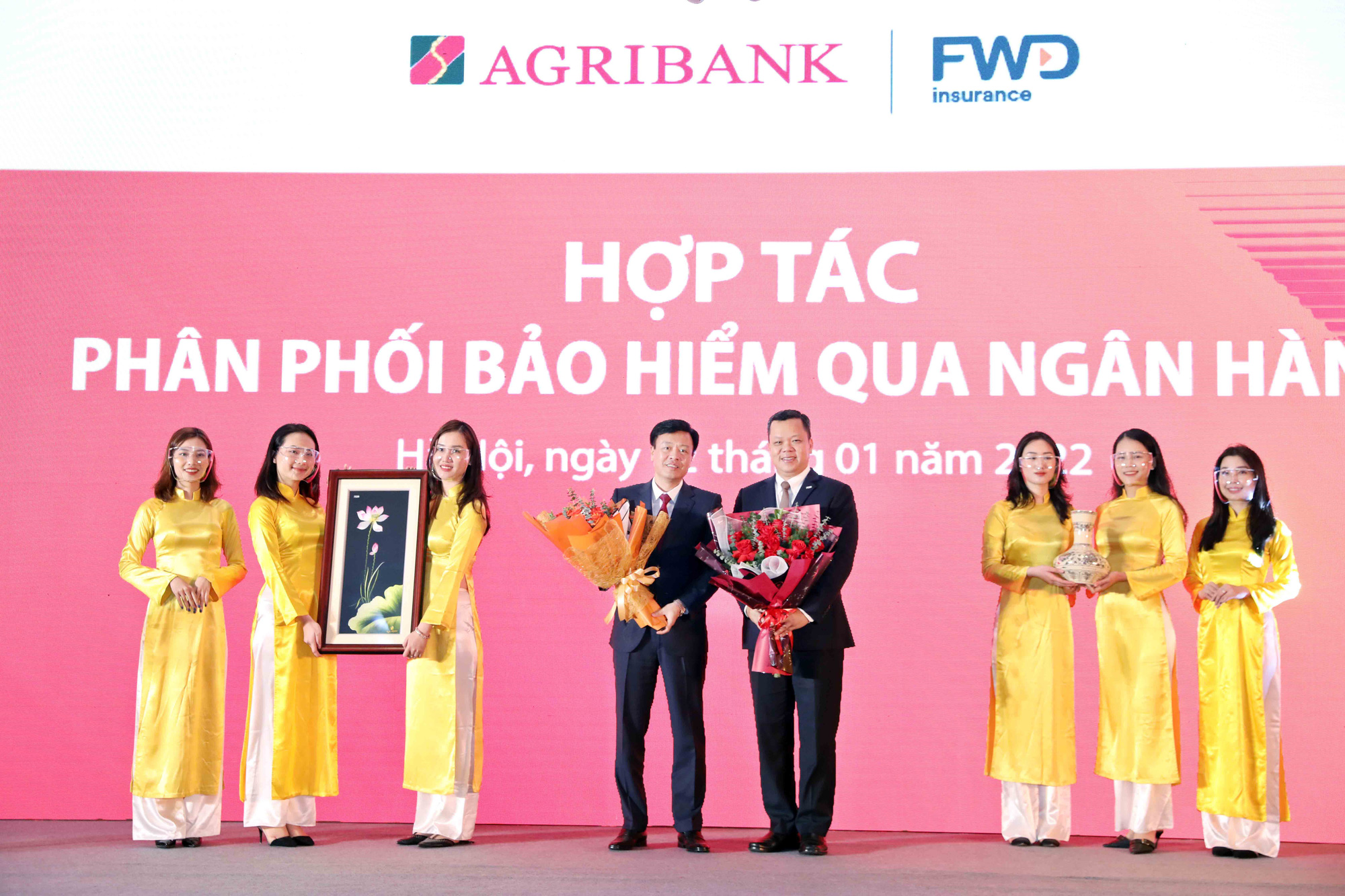 FWD Việt Nam triển khai hợp tác phân phối bảo hiểm qua ngân hàng - Ảnh 1.