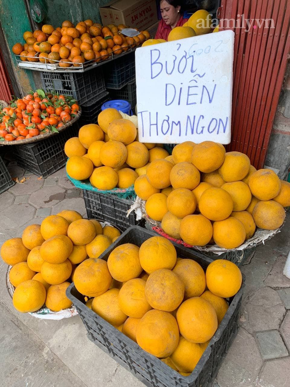 Sát Rằm tháng Chạp các loại hoa cúng ban thờ tăng giá mạnh trong khi rau củ, hoa quả lại "đứng im" - Ảnh 9. Sát Rằm tháng Chạp các loại hoa cúng ban thờ tăng giá mạnh trong khi rau củ, hoa quả lại "đứng im" - Ảnh 9.