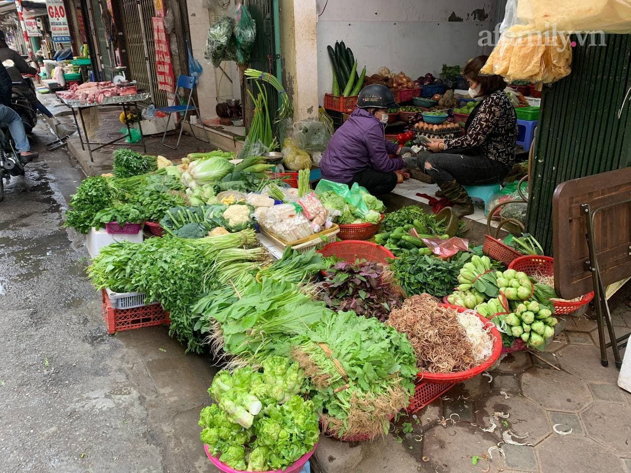Sát Rằm tháng Chạp các loại hoa cúng ban thờ tăng giá mạnh trong khi rau củ, hoa quả lại "đứng im" - Ảnh 12. Sát Rằm tháng Chạp các loại hoa cúng ban thờ tăng giá mạnh trong khi rau củ, hoa quả lại "đứng im" - Ảnh 12.