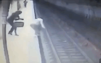 Rúng động: Người phụ nữ gốc Á bị xô vào mũi tàu điện ngầm tử vong tại chỗ, hung thủ bị bắt còn "khoe" vẻ mặt táo tợn đáng sợ