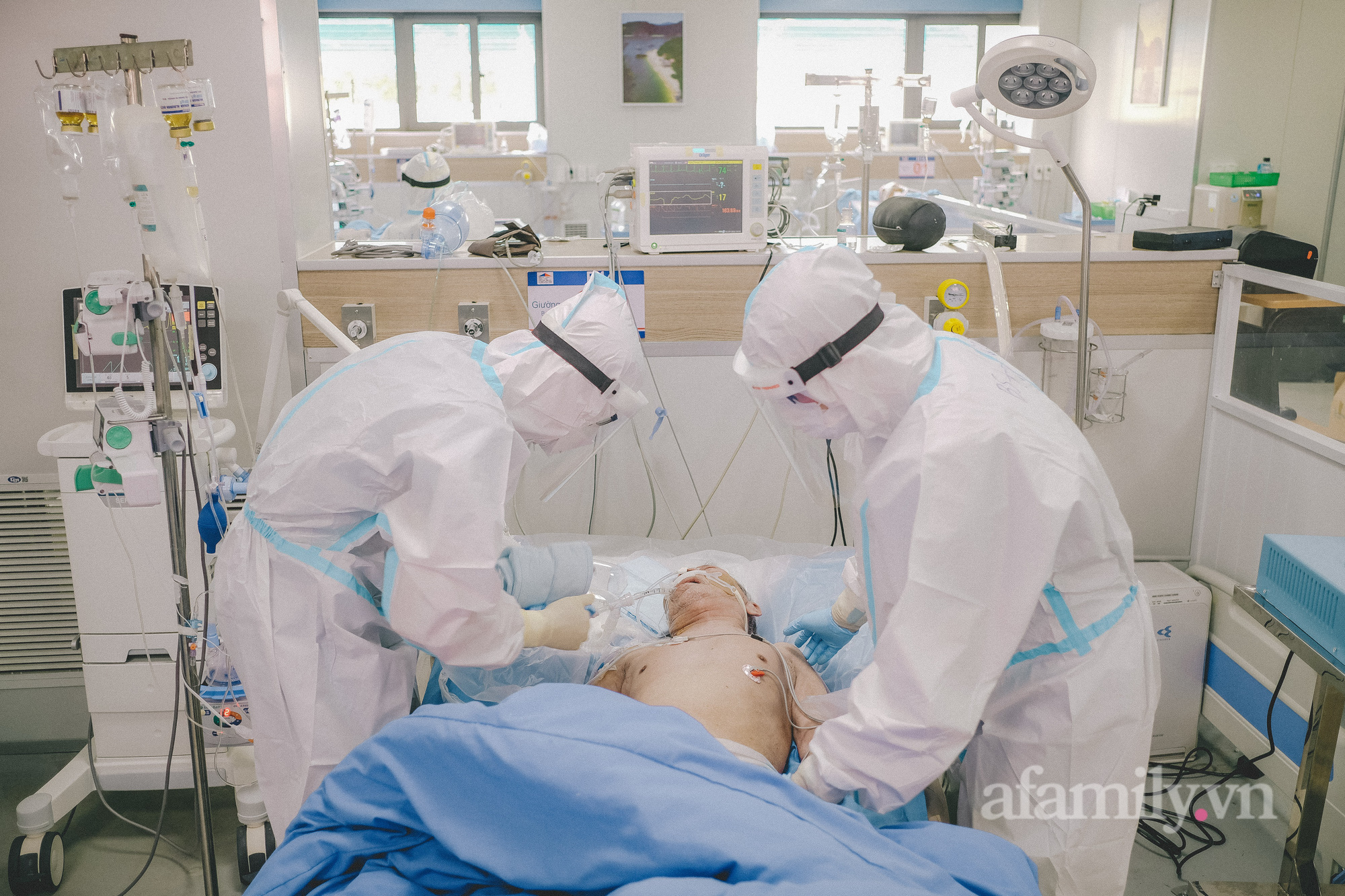 30 phút căng thẳng mở khí quản cho bệnh nhân tại “lá chắn” chống dịch Covid-19  - Ảnh 9.