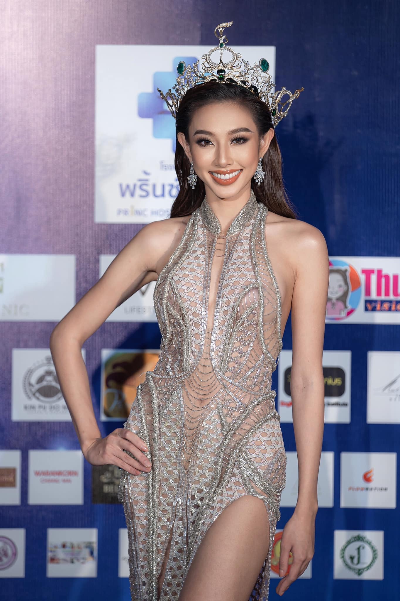 Thùy Tiên sexy Mê khoe dáng hở bạo, Hoa hậu Thùy Tiên liên tục mắc lỗi lộ nội y kém duyên - Ảnh 12.