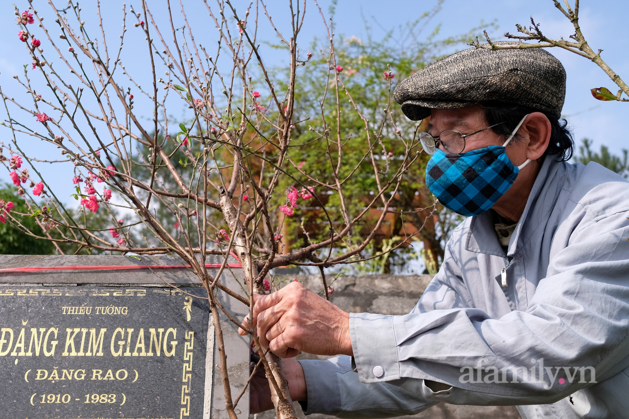 Người Hà Nội thành kính tảo mộ mời tổ tiên về ăn Tết cùng gia đình, con cháu - Ảnh 9. Người Hà Nội thành kính tảo mộ mời tổ tiên về ăn Tết cùng gia đình, con cháu - Ảnh 9.