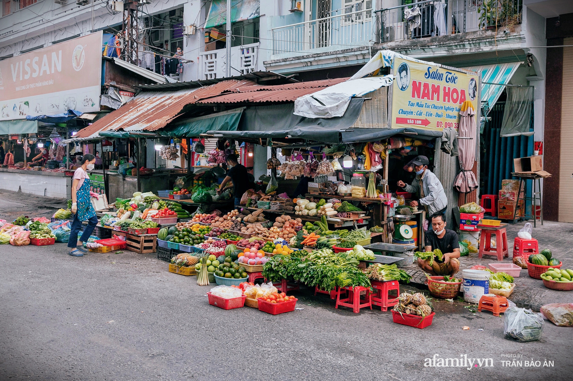 Tiểu thương chợ cũ Tôn Thất Đạm &quot;buồn hiu&quot; chờ thông tin chính thức giải tỏa, có người &quot;lẫy hờn&quot; không muốn nhắc - Ảnh 1.