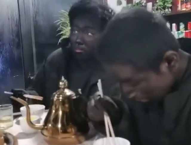 Bốn thanh niên đi ăn nhà hàng với mặt mày đen thui như Bao Công, nguyên nhân đằng sau khiến dân mạng tặng cho cơn mưa lời khen - Ảnh 3.