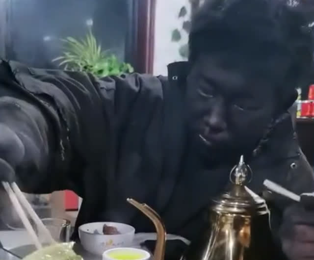 Bốn thanh niên đi ăn nhà hàng với mặt mày đen thui như Bao Công, nguyên nhân đằng sau khiến dân mạng tặng cho cơn mưa lời khen - Ảnh 4.