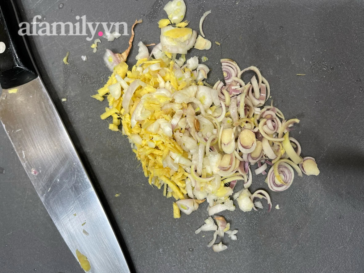 Luộc g&agrave; kh&ocirc;ng cần nước: Chỉ d&ugrave;ng th&igrave;a inox m&agrave; c&oacute; g&agrave; luộc ngon xuất sắc! - Ảnh 3.