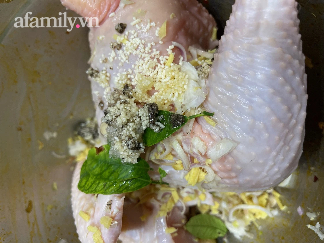 Luộc g&agrave; kh&ocirc;ng cần nước: Chỉ d&ugrave;ng th&igrave;a inox m&agrave; c&oacute; g&agrave; luộc ngon xuất sắc! - Ảnh 5.