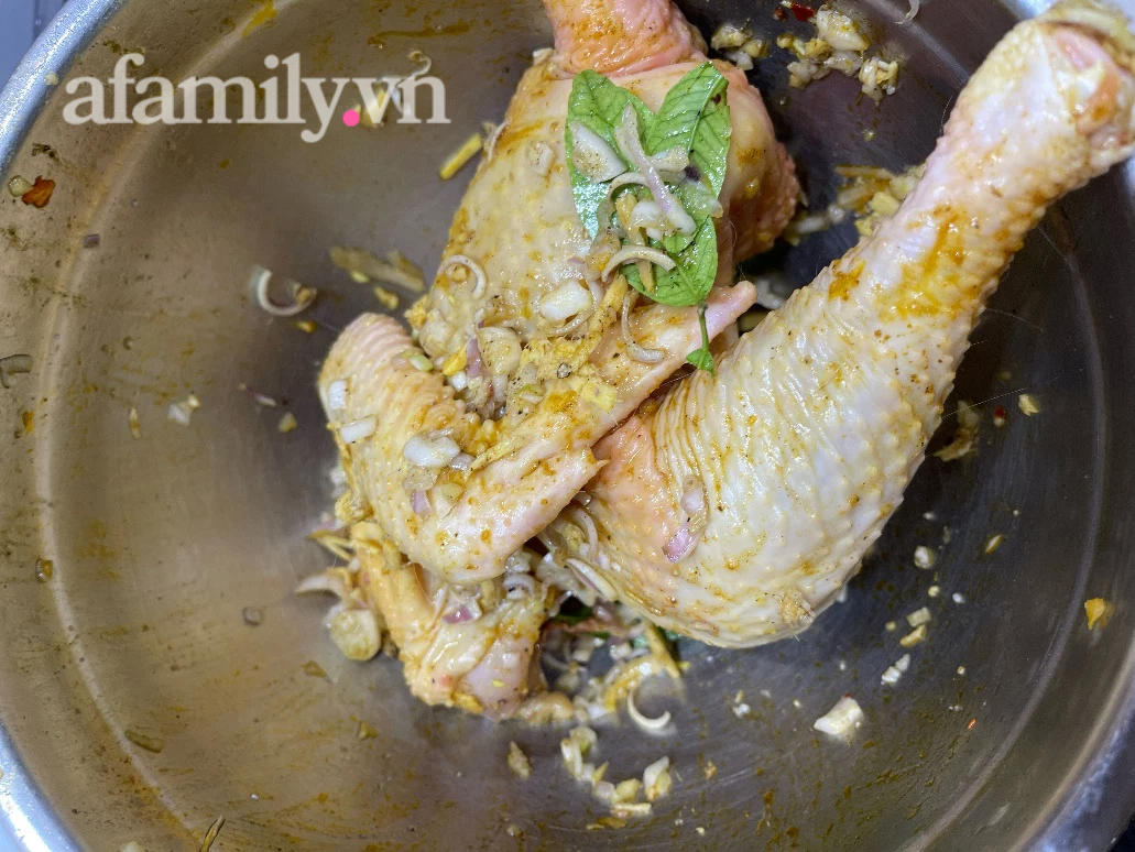 Luộc g&agrave; kh&ocirc;ng cần nước: Chỉ d&ugrave;ng th&igrave;a inox m&agrave; c&oacute; g&agrave; luộc ngon xuất sắc! - Ảnh 6.