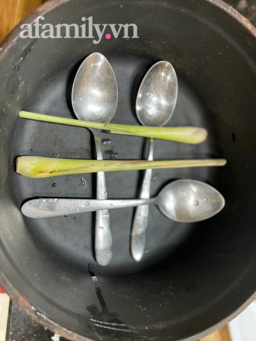 Luộc g&agrave; kh&ocirc;ng cần nước: Chỉ d&ugrave;ng th&igrave;a inox m&agrave; c&oacute; g&agrave; luộc ngon xuất sắc! - Ảnh 8.