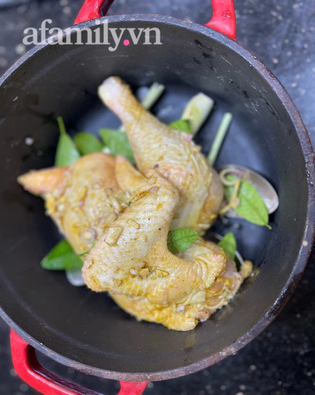 Luộc g&agrave; kh&ocirc;ng cần nước: Chỉ d&ugrave;ng th&igrave;a inox m&agrave; c&oacute; g&agrave; luộc ngon xuất sắc! - Ảnh 10.