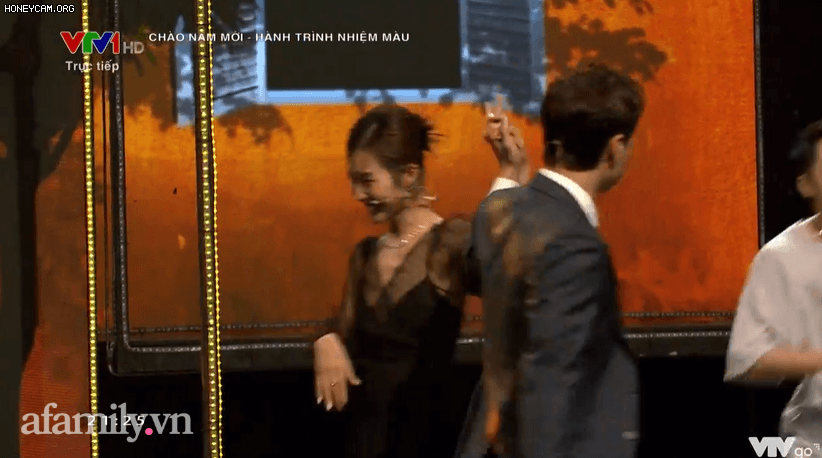 VTV Awards: Chương trình hơi lỗi nhưng fan vẫn hài lòng với khoảnh khắc Thanh Sơn - Khả Ngân được gọi là vợ chồng trên sân khấu - Ảnh 2.