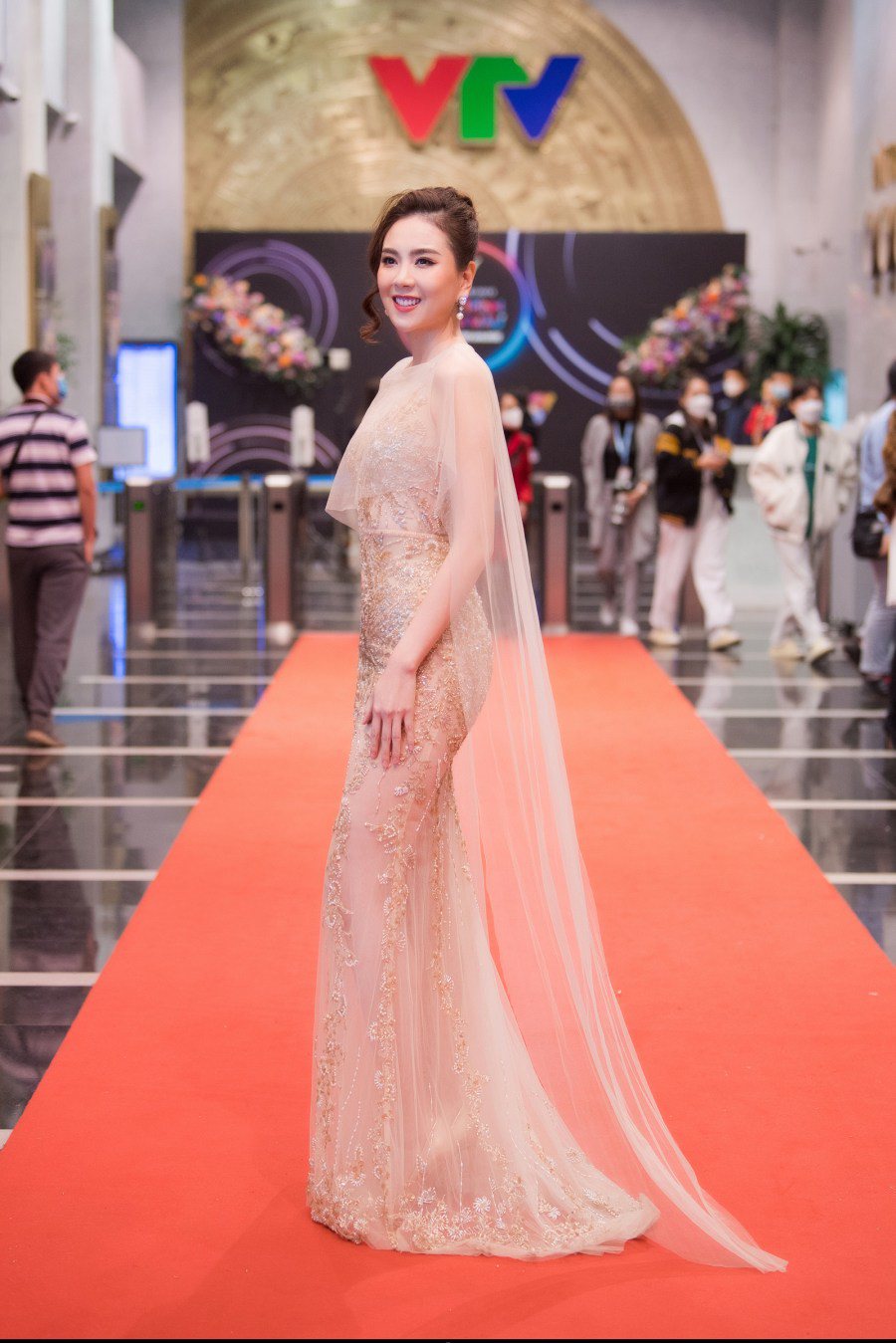 MC Mai Ngọc nghiến răng diện outfit hở bạo nhất nhì sự nghiệp, tiết lộ sự thật đau thương đằng sau tấm váy đẹp - Ảnh 3.