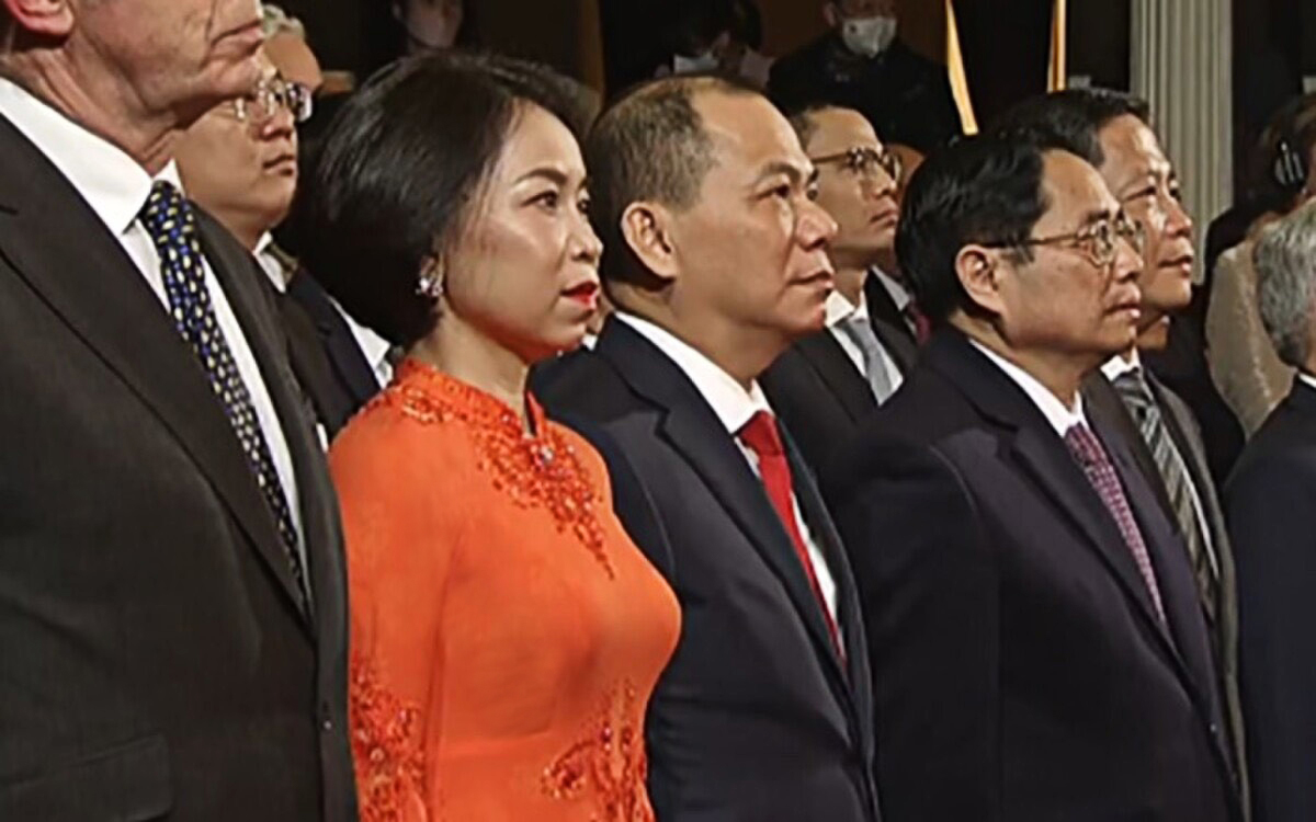 Bí mật chiếc áo dài vợ tỷ phú Phạm Nhật Vượng diện trong lần đầu tiên xuất hiện, ý nghĩa sâu xa gây bất ngờ - Ảnh 3. Bí mật chiếc áo dài vợ tỷ phú Phạm Nhật Vượng diện trong lần đầu tiên xuất hiện, ý nghĩa sâu xa gây bất ngờ - Ảnh 3.