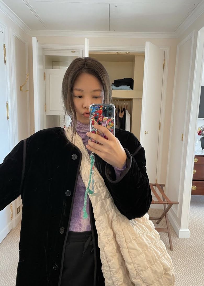 Jennie style Jennie nâng tầm túi "cái bị" cháy hàng mọi mặt trận, đồ Chanel 300 triệu cũng bị lu mờ - Ảnh 1. Jennie style Jennie nâng tầm túi "cái bị" cháy hàng mọi mặt trận, đồ Chanel 300 triệu cũng bị lu mờ - Ảnh 1.