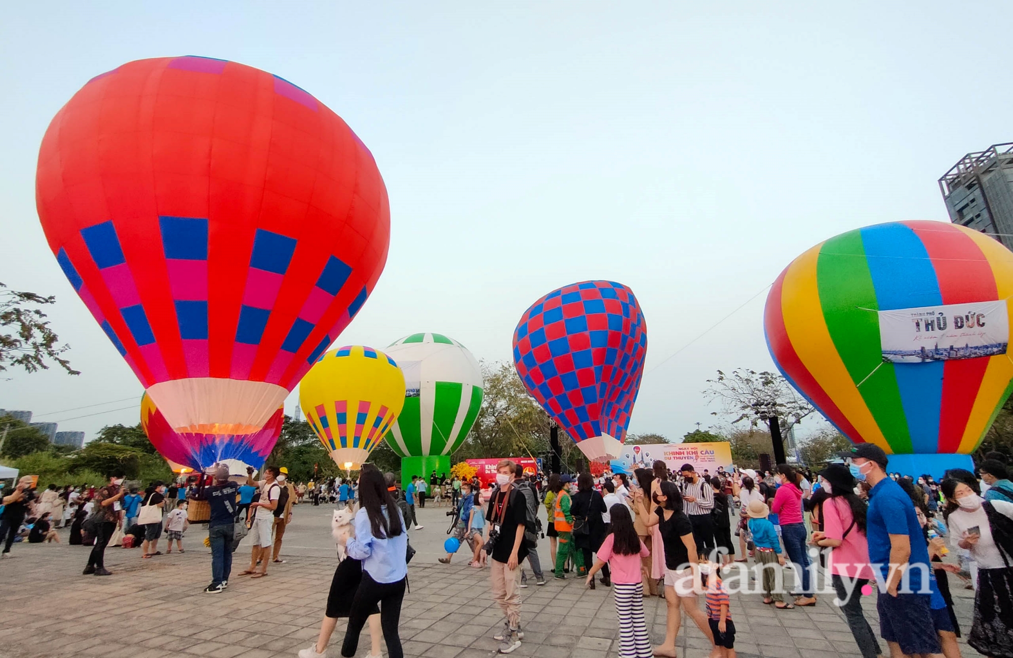 Giáp Tết &quot;bình thường mới&quot;, người dân TP.HCM hào hứng tới ngắm 16 khinh khí cầu đủ màu sắc bên sông Sài Gòn, trẻ con thích mê! - Ảnh 4.