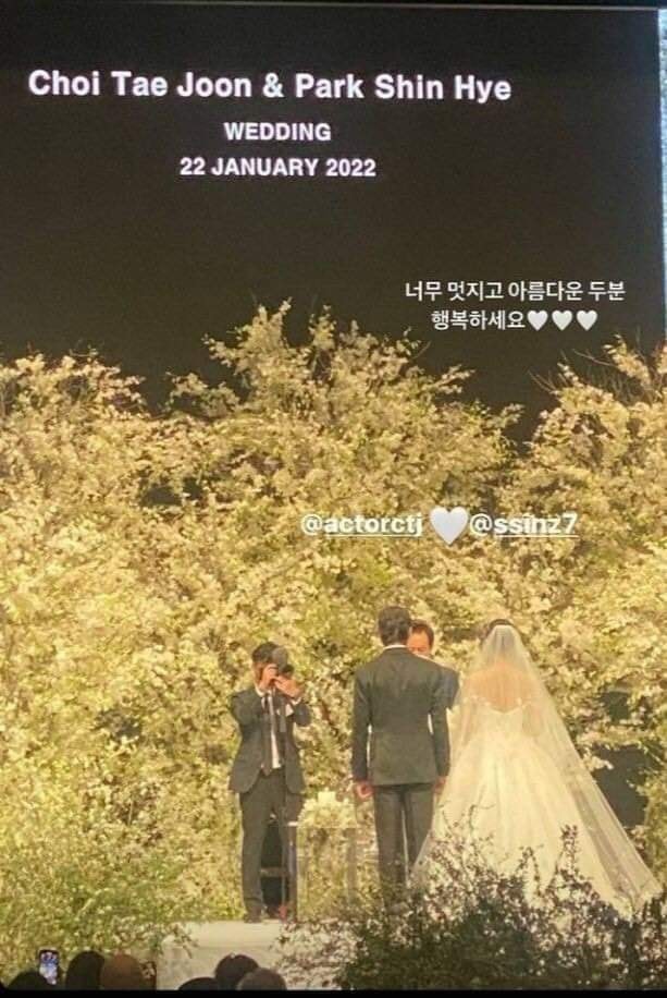 HOT: Lộ hình ảnh hiếm hoi trong đám cưới kín đáo của Park Shin Hye và ông xã kém tuổi - Ảnh 2.